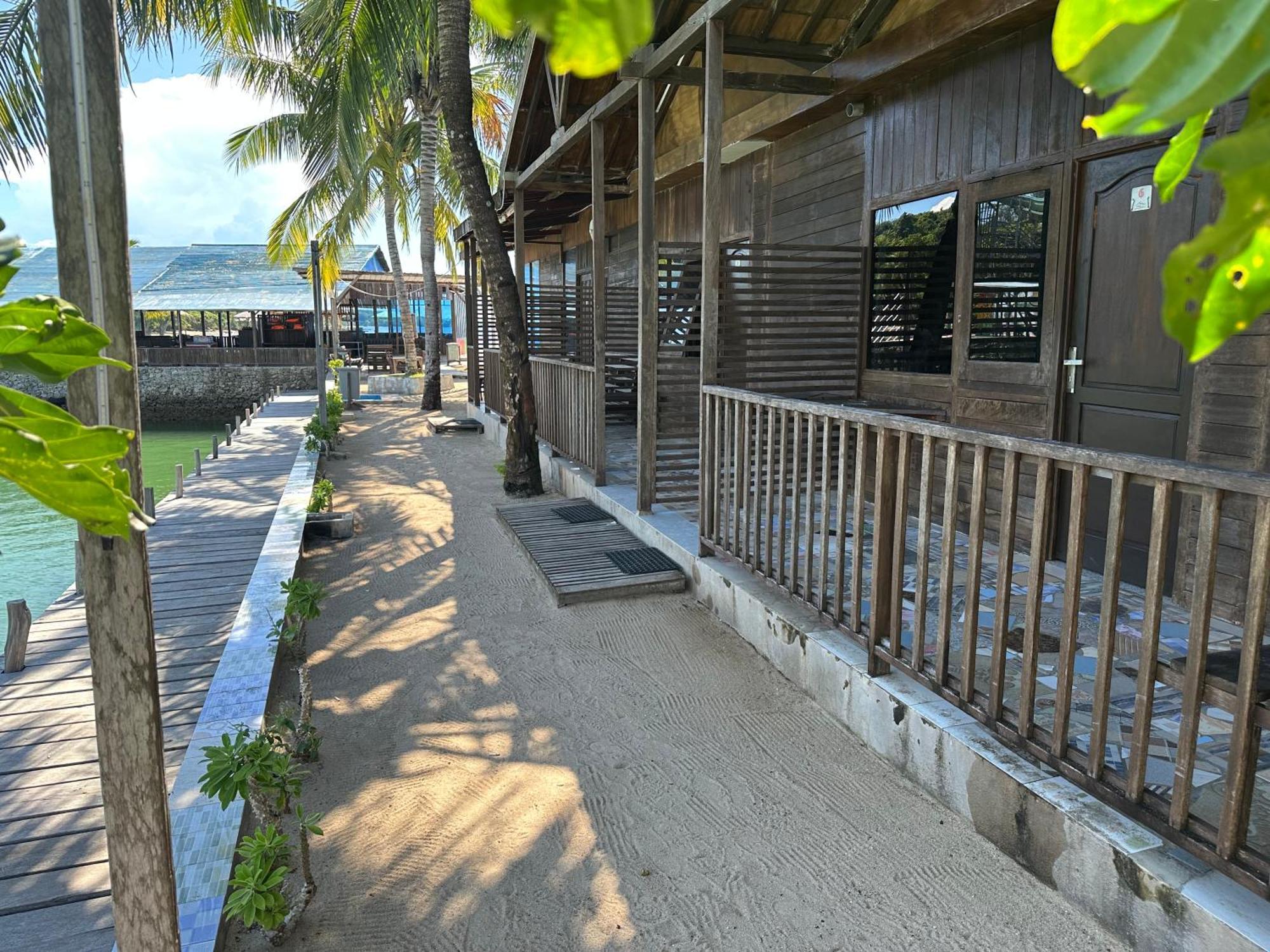 Mooi Park Hotel Sorong Exterior photo